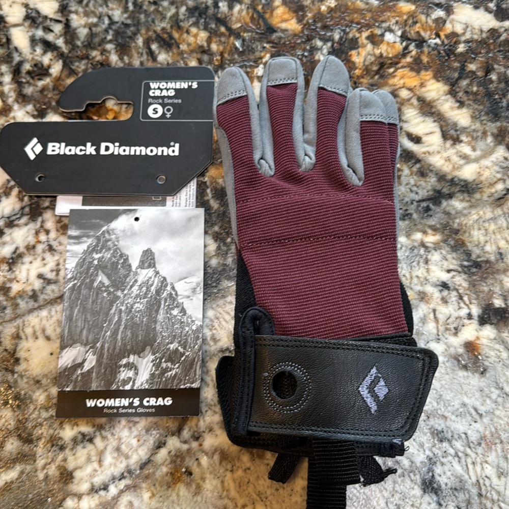 Women’s black diamond crag rock series gloves.
